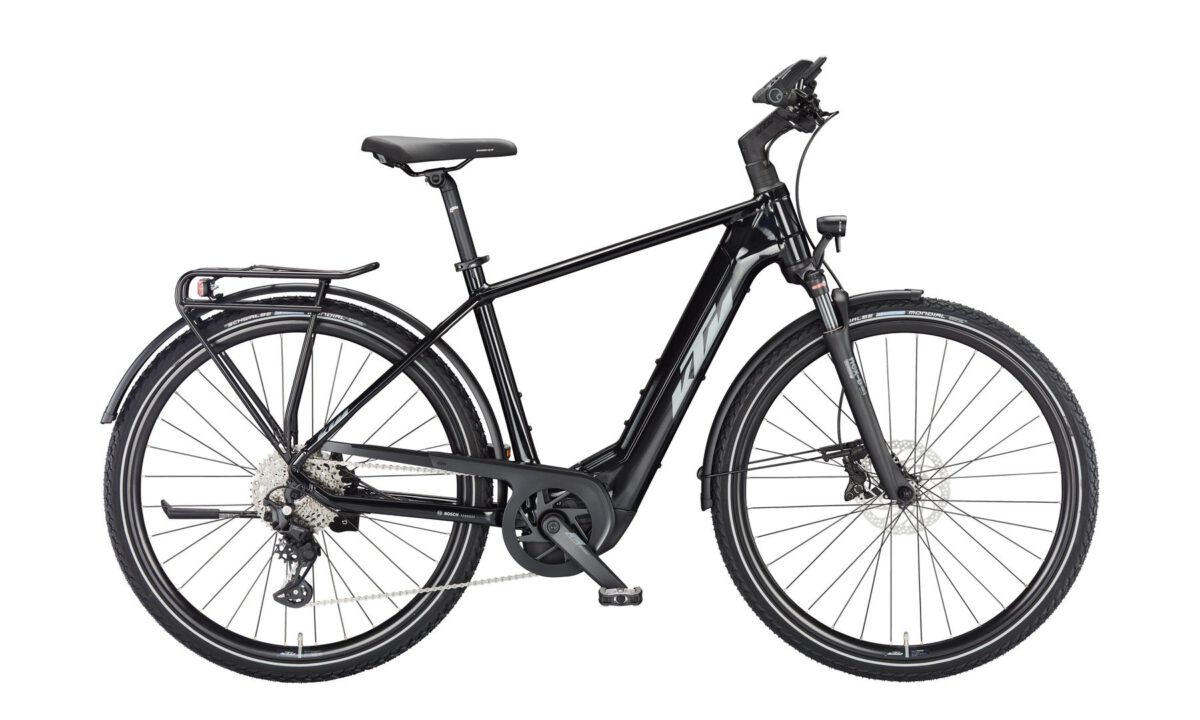 Sport.Tour.Trekking mit CX Gen.4 Performance
Das KTM Macina Sport 610 ist ein alltagstaugliches Touren- und Trekkingrad. Die sportlich angelehnte Rahmengeometrie ist absolut tourentauglich. Mit dem neuen Bosch Performance CX Gen4 Motor, dem 625 Wattstunden Akku und der Shimano M5130-10 LG shadow+ 10 Gang Kettenschaltung können selbst die steilsten Strecken rund um den Kessel mühelos gefahren werden. Dank der Federgabel  ist auch das Fahren in leichtem Gelände möglich. Mithilfe des kompakten Intuvia 100 Displays werden die Fahrdaten anschaulich dargestellt. Zur Ausstattung gehören unter anderem das Vorder- und Rücklicht, Schutzbleche und der Gepäckträger, an dem optional ein Korb oder Gepäckträgertaschen angebracht werden können.





Rahmenformen: Wave

 

*Alle Angaben auf dieser Seite entsprechen dem Modell: KTM Macina Sport 610, Modelljahr 2025, Grundausstattung (weitere Modellvarianten und Ausstattungen optional)