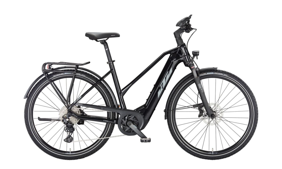 Sport.Tour.Trekking mit CX Gen.4 Performance
Das KTM Macina Sport 610 ist ein alltagstaugliches Touren- und Trekkingrad. Die sportlich angelehnte Rahmengeometrie ist absolut tourentauglich. Mit dem neuen Bosch Performance CX Gen4 Motor, dem 625 Wattstunden Akku und der Shimano M5130-10 LG shadow+ 10 Gang Kettenschaltung können selbst die steilsten Strecken rund um den Kessel mühelos gefahren werden. Dank der Federgabel  ist auch das Fahren in leichtem Gelände möglich. Mithilfe des kompakten Intuvia 100 Displays werden die Fahrdaten anschaulich dargestellt. Zur Ausstattung gehören unter anderem das Vorder- und Rücklicht, Schutzbleche und der Gepäckträger, an dem optional ein Korb oder Gepäckträgertaschen angebracht werden können.





Rahmenformen: Wave

 

*Alle Angaben auf dieser Seite entsprechen dem Modell: KTM Macina Sport 610, Modelljahr 2025, Grundausstattung (weitere Modellvarianten und Ausstattungen optional)