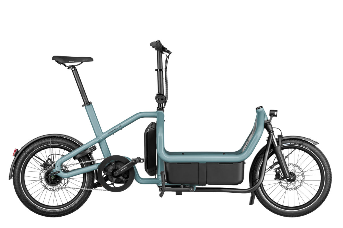 Das Carrie. So flexibel wie Ihr Alltag.
Das Carrie bringt nachhaltige Alltagsmobilität auf ein neues Level: Unser kompaktes Cargo-Bike bietet so viel Ladefläche wie möglich auf so wenig Platz wie nötig. Vergessen Sie schwere Taschen oder Rucksäcke – Sie haben die Wahl zwischen Transportzubehör für all Ihre Bedürfnisse. 
 
*Alle Angaben auf dieser Seite entsprechen dem Modell: Riese und Müller Carrie city, Grundausstattung (weitere Modellvarianten und Ausstattungen optional)