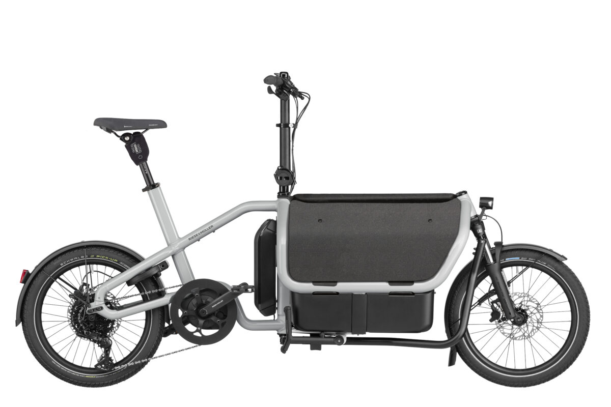 Das Carrie. So flexibel wie Ihr Alltag.
Das Carrie bringt nachhaltige Alltagsmobilität auf ein neues Level: Unser kompaktes Cargo-Bike bietet so viel Ladefläche wie möglich auf so wenig Platz wie nötig. Vergessen Sie schwere Taschen oder Rucksäcke – Sie haben die Wahl zwischen Transportzubehör für all Ihre Bedürfnisse. 
 
*Alle Angaben auf dieser Seite entsprechen dem Modell: Riese und Müller Carrie touring, Grundausstattung (weitere Modellvarianten und Ausstattungen optional)