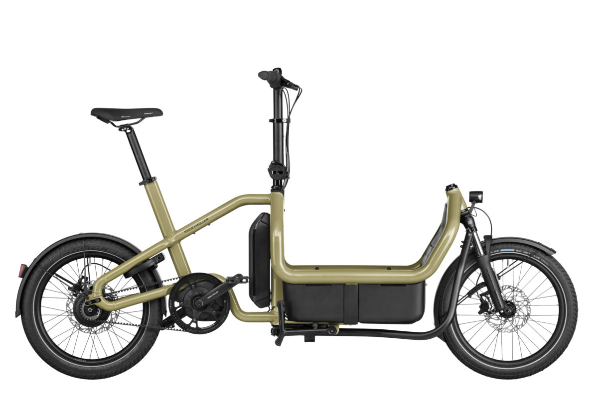 Das Carrie. So flexibel wie Ihr Alltag.
Das Carrie bringt nachhaltige Alltagsmobilität auf ein neues Level: Unser kompaktes Cargo-Bike bietet so viel Ladefläche wie möglich auf so wenig Platz wie nötig. Vergessen Sie schwere Taschen oder Rucksäcke – Sie haben die Wahl zwischen Transportzubehör für all Ihre Bedürfnisse. 
 
*Alle Angaben auf dieser Seite entsprechen dem Modell: Riese und Müller Carrie vario, Grundausstattung (weitere Modellvarianten und Ausstattungen optional)