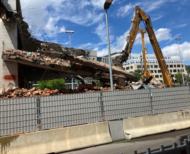 Abrissmaschinen am ehem. Breuniger Parkhaus. Zum Vergrößern anklicken.